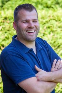 Fabian Heringhaus ist Ergotherapeut und sagt: Jede Pandemie geht vorüber. Es geht darum, möglichst viele Menschen gesund durch diese anstrengende Zeit zu bringen. Und zwar bei bester körperlicher und seelischer Gesundheit. (© DVE)