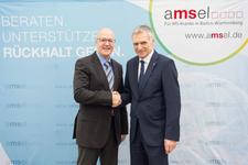 v.l. Götz Zipser wird von Adam Michel als neuer Geschäftsführer der AMSEL begrüßt