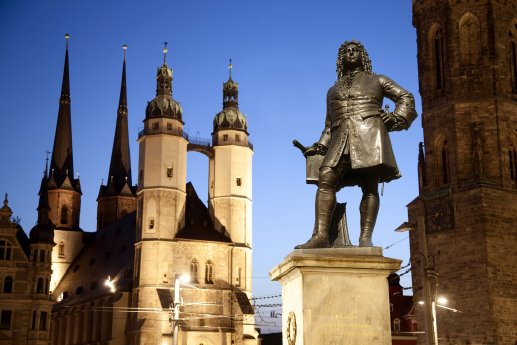 Händel Denkmal mit den fünf Türmen auf Halles Marktplatz_(c) Michael Bader _IMG.jpg