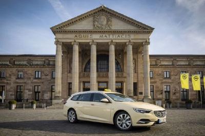 Opel Insignia jetzt auch als Taxi - So schick, so praktisch: Ab sofort fährt der Opel Insignia Sports Tourer auch als elegant-geräumiges Taxi vor