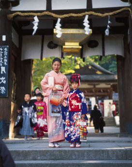140108_Dr. Tigges_Japan_Kyoto_Frau mit Kind in Tracht.jpg