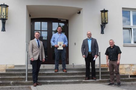 Bescheidübergabe auf Abstand: Erster Kreisbeigeordneter Dr. Jens Mischak (von links) übergab den Bewilligungsbescheid an Dachdeckermeister Björn Hedrich aus Schlitz. Gemeinsam mit Unternehmensberater Markus Hillenbrand von „DIE WEITBLICKER“ reichte dieser den Antrag bei Peter Sukdolak, Amt für Wirtschaft und den ländlichen Raum, Bereich Regionalentwicklung, zur Prüfung ein / Foto: Vogelsbergkreis/Christian Lips