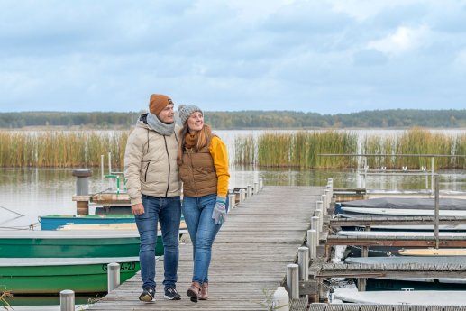 Paar auf Steg am Graebendorfer See im Herbst_Foto Tourismusverband Lausitzer Seenland - Nada Que.jpg