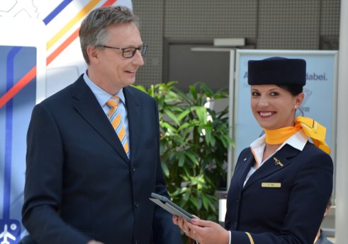 Lufthansa CMD_1 Leiter Kabine München Michael Knauf mit Flugbegleiterin.JPG