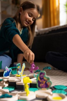 Ravensburger GraviTrax Junior - Spielszene Jungle Girl.jpg