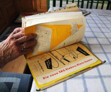 Walter Lüther hat alle Unterlagen zu seiner Erich-Klafs-Sauna von 1961 aufbewahrt. Viel Platz braucht er dafür nicht in seinem Aktenschrank, denn die Marathon-Sauna hat immer problemlos ihren wohltuenden Dienst verrichtet. Foto: KLAFS GmbH & Co. KG
