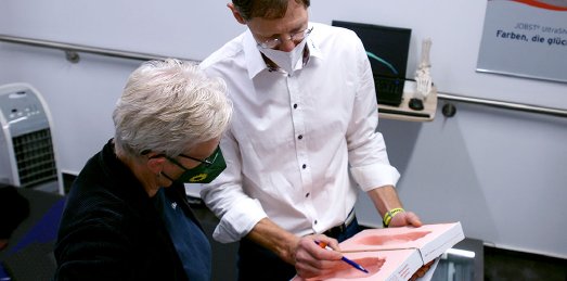 Filialleiter und Orthopädietechnikermeister Matthias Roßmann erläutert MdB Maria Klein-Schmeink kritische Stellen ihres Fußabdrucks. © BIV-OT/Abel