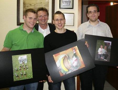 Die stolzen Gewinner Jochen Weinelt, Frank Kohler und Thomas Euler mit Michael Mack, 2. Rei.JPG