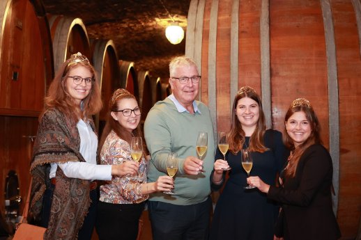 Deutsche Weinhoheiten beim Weingut Bürgerspital.jpg