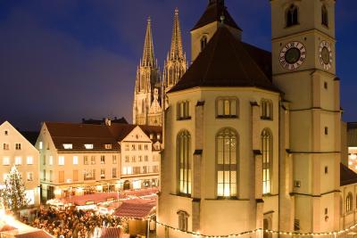 Traditioneller Christkindlmark am Neupfarrplatz in Regensburg. Foto: obx-news/Altrofoto