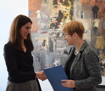 Wissenschaftsministerin Münch überreicht in ihrem Potsdamer Amtssitz die Ernennungsurkunde. © MWFK