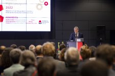 v.l.n.r. Philipp Trabert erhält den 2. Preis, Nora Siepker ist die Possehl-Preisträgerin und Leonard Imhäuser bekommt den 3. Preis