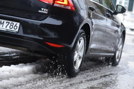 Dreck, Matsch, Salz: Fahrzeuge brauchen im Winter regelmäßige Pflege