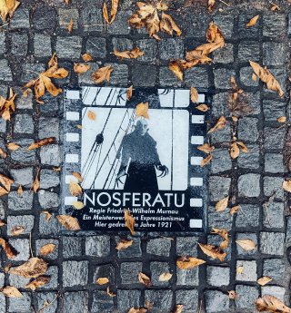 Nosferatu-Bodenplatte_an_der_Heiligen-Geist-Kirche__c__TZ_Wismar.jpg