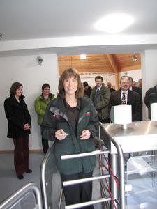 ? Umweltministerin Silke Lautenschläger eröffnet den Eingangsbereich / Photos: Nationalparkamt Kellerwald-Edersee