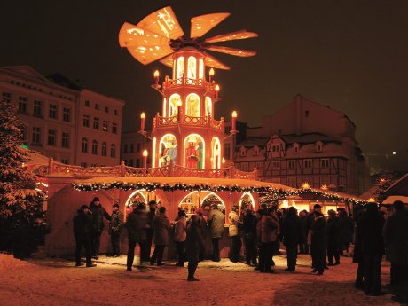 Große Weihnachtspyramide auf dem Marktplatz Schwerin (c) Thomas Jezerkowski.jpg