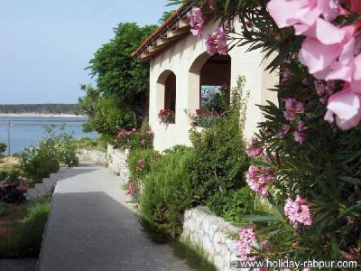 Blühender Oleander um die Pension lässt sofort Urlaubsstimmung aufkommen.