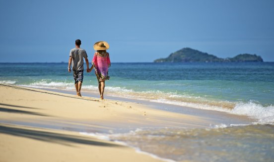 Strandspaziergang_Fiji_Tourism.jpg