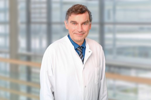 Porträt_Prof_Dr_Hausberg_Bildquelle_P_Dehm (1 von 1).jpg