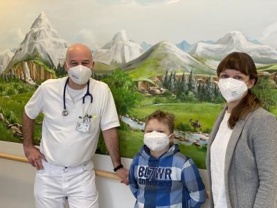 PD Dr. Georg Schwabe, Chefarzt des Sozialpädiatrischen Zentrums, Neven mit Mama Petra