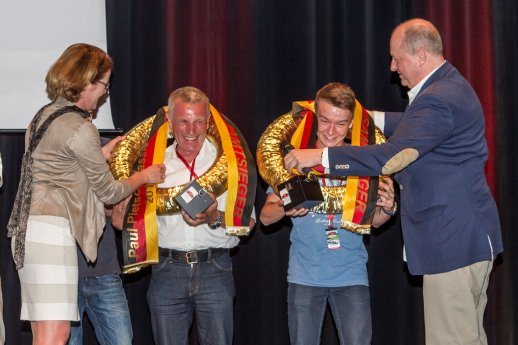 2Weitergabe der Siegerkränze.jpg