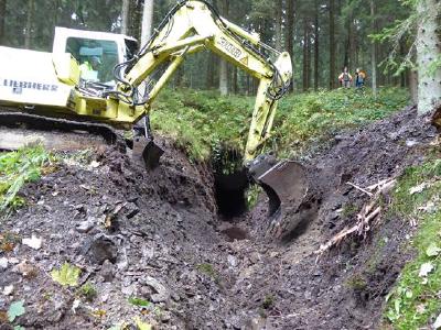 Mit einem Bagger legen die Landesforsten das Mundloch des Altenauer Hoffnungsstollen frei. Der Stolleneingang war zur Hälfte eingefallen und verstopfte den Wasserablauf / Sonnabend /NLF