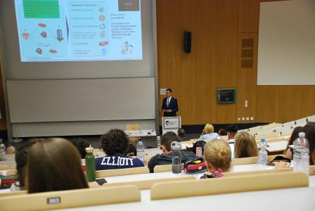 Prof. Dr. Kurz bei seinem Vortrag im Audimax / Foto/M. von Fritschen