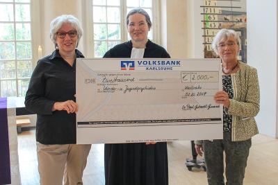 P.v.l.n.r.: Susanne Kaltenbrunn, Pfarrerin Dr. Ulrike Schneider-Harpprecht, Inge Geisel (Mitglied des Ältestenkreises) / Bild: Christina Müller, Evangelisches Dekanat Karlsruhe