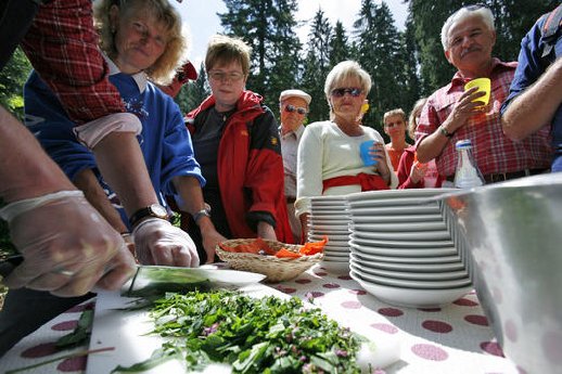 baiersbronn_kraeuterwanderung_mit_waldmenue_large.jpg