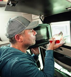 Mit der neuen Dometic Mikrowelle MWO 24 können sich Fernfahrer unterwegs gesund und günstig mit Essen versorgen