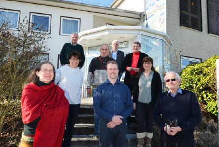 Der Vorstand des Gemeinschaftsbunds der Evangelisch-methodistischen Kirche. Hintere Reihe: Pastor Andreas Kraft, Superintendent Stefan Kraft, Pastor Steffen Klug; mittlere Reihe: Alexandra Brenner, Pastor Andreas Hertig, Claudia Kittsteiner; vordere Reihe: Dorothea Hinske, Stefan Kehr, Pastor Reiner Dauner. Nicht im Bild: Prof. Dr. Roland Gebauer und Pastor Christian Meischner.
© Foto: Klaus Ulrich Ruof, EmK-Öffentlichkeitsarbeit