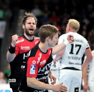 HC Erlangen: immer mittendrin, der sechsfache Torschütze Nico Büdel (links), (Jocki_Foto, Erlangen)