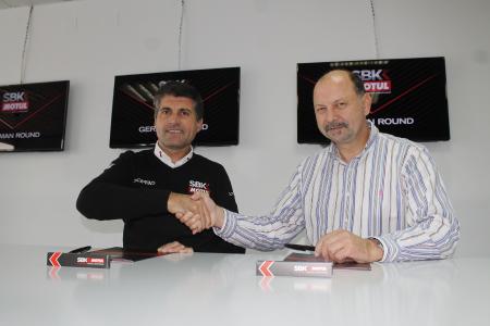 Gregorio Lavilla (l.) und Ralph Bohnhorst (r.) beim erfolgreichen Vertragsabschluss