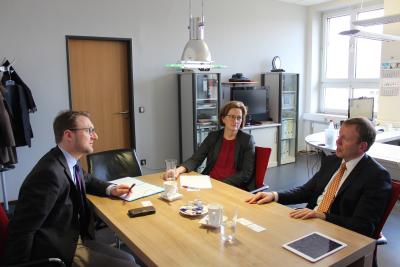 Erster Kreisbeigeordneter Dr. Jens Mischak und Andrea Ortstadt (Wirtschaftsförderung) im Gespräch mit dem neuen Geschäftsführer des BZL, Achim Wieber (von links). Foto: Sabine Galle-Schäfer/Vogelsbergkreis