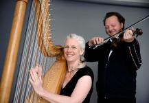 Titus Waldenfels mit Trio: Harfe, Tuba, Akkordeon, Gitarre, Violine, Steel Guitar, Banjo und Foot Bass / Foto: Titus