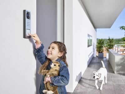 Kinderleicht klingeln: Siedle Compact bietet alle Funktionen einer modernen Gegensprechanlage – einfach, langlebig, preisgünstig / © S. Siedle & Söhne