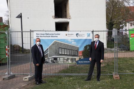 Bald wird das G-Gebäude dem innovativen Neubau auf dem Campus der Hochschule Worms Platz machen. Prof. Dr. Konrad Wolf, Minister für Wissenschaft, Weiterbildung und Kultur des Landes Rheinland-Pfalz, machte sich direkt vor Ort ein Bild. (V. li.) Minister Konrad Wolf, Präsident Jens Hermsdorf Foto / Dorothea Hoppe-Dörwald