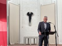 Pastor Dr. Bernd Schwarze heißt die Studierenden in St. Petri willkommen. Foto: TH Lübeck 