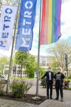 METRO COO Rafael Gasset und Nikita Baranov von METRO Pride hissen die Regenbogenflagge.jpg