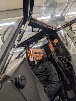 001 Kreisbrandinspektor Büttner nahm im Kampfhubschrauber Tiger platz.jpg