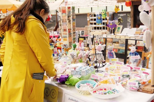 Beim Ostermarkt stöbern im Wildpark Schwarze Berge.jpg