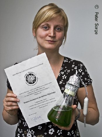 Preisträgerin M_Görs mit Urkunde und Algenbiomasse.jpg