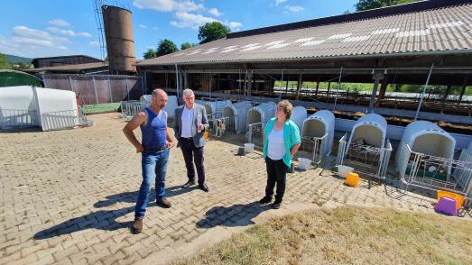Milchbauernehepaar Sabine und Walter Lang im Gespräch mit Landrat Manfred Görig (SPD). Beim Besuch auf dem Bio-Betrieb in Herbstein-Stockhausen sind die Herausforderungen in der Landwirtschaft Thema (Foto: Christian Lips/Vogelsbergkreis)