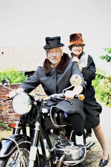 120225 Frieda und Anneliese-I auf Motorrad hoch-11 Foto Claudia Konerding.jpg
