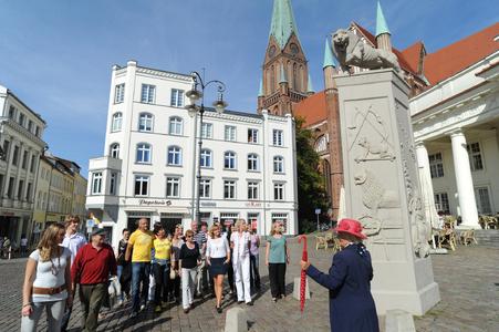 Im Rahmen des Weltgästeführertages 2015 stellen gut ausgebildete Schweriner Gästeführer erneut sich und ihre Arbeit vor.