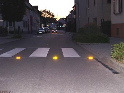 Nachts kommt das gelbe Blinken der LaneLights besonders stark zur Geltung. So werden Fußgänger auch an schlecht ausgeleuchteten Zebrastreifen nicht übersehen.
