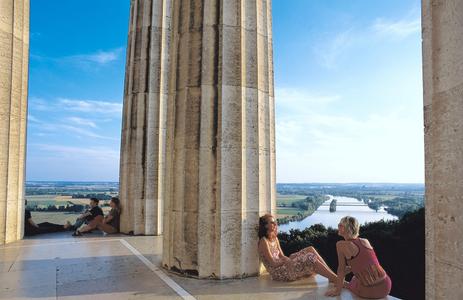 Zu den beliebtesten Ausflugszielen junger Donau-Urlauber gehört die Walhalla bei Donaustauf im Landkreis Regensburg. Foto: obx-news/Regensburg Tourismus GmbH