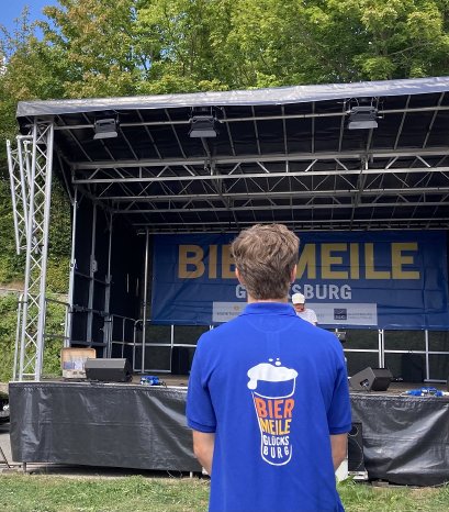 ©Nathalie E. Reinschmidt  - GLC AG_Bühne_JungerMann_Logo.jpg