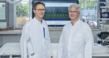 Prof. Dr. Armin Luik (li.) und Prof. Dr. Julian Widder im Herzkatheterlabor