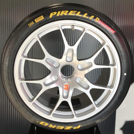 Neue Maßgeschneiderte Pirelli Reifen Für Den Jüngsten